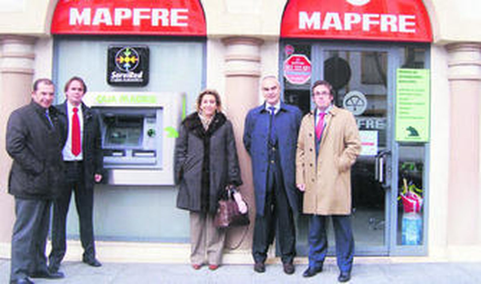 Antonio Soto, de Caja Madrid, con el personal de la ODB de Ubrique.