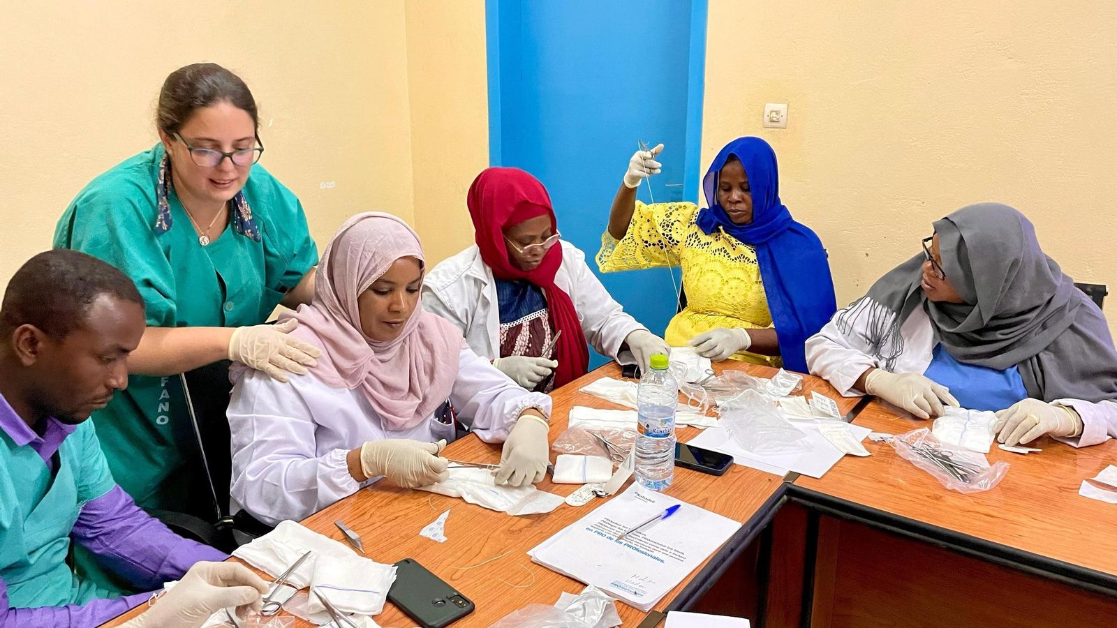 Una de las formaciones al personal local en el uso de material quirúrgico.