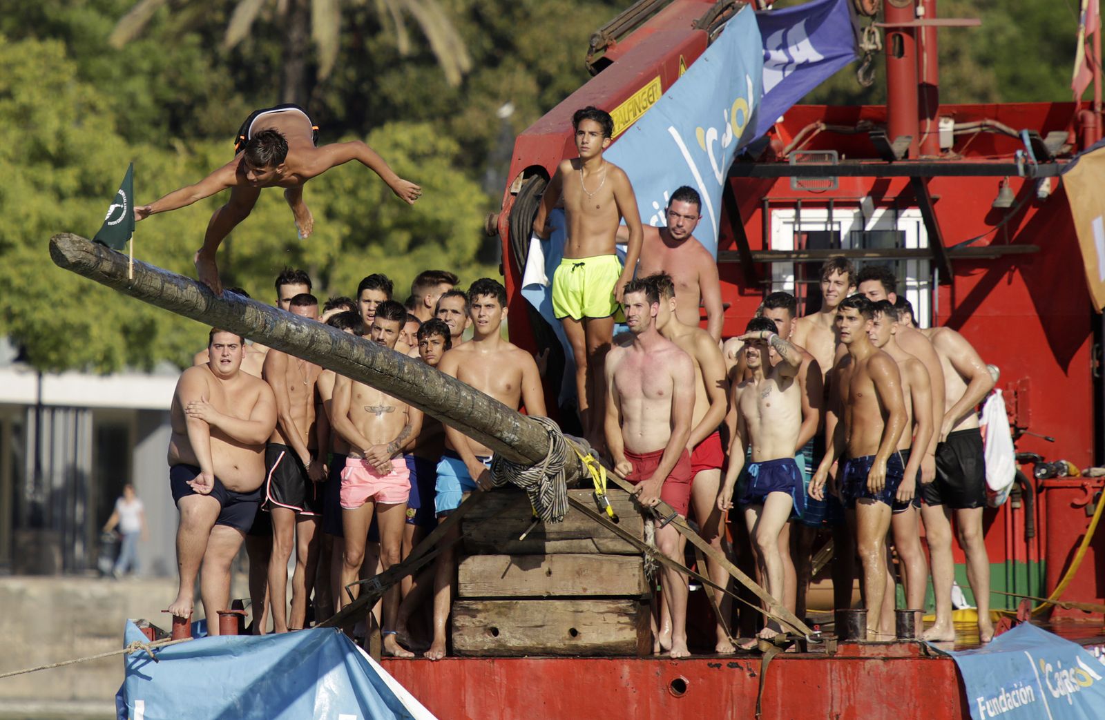 La cucaña de la Velá de Triana, en imágenes