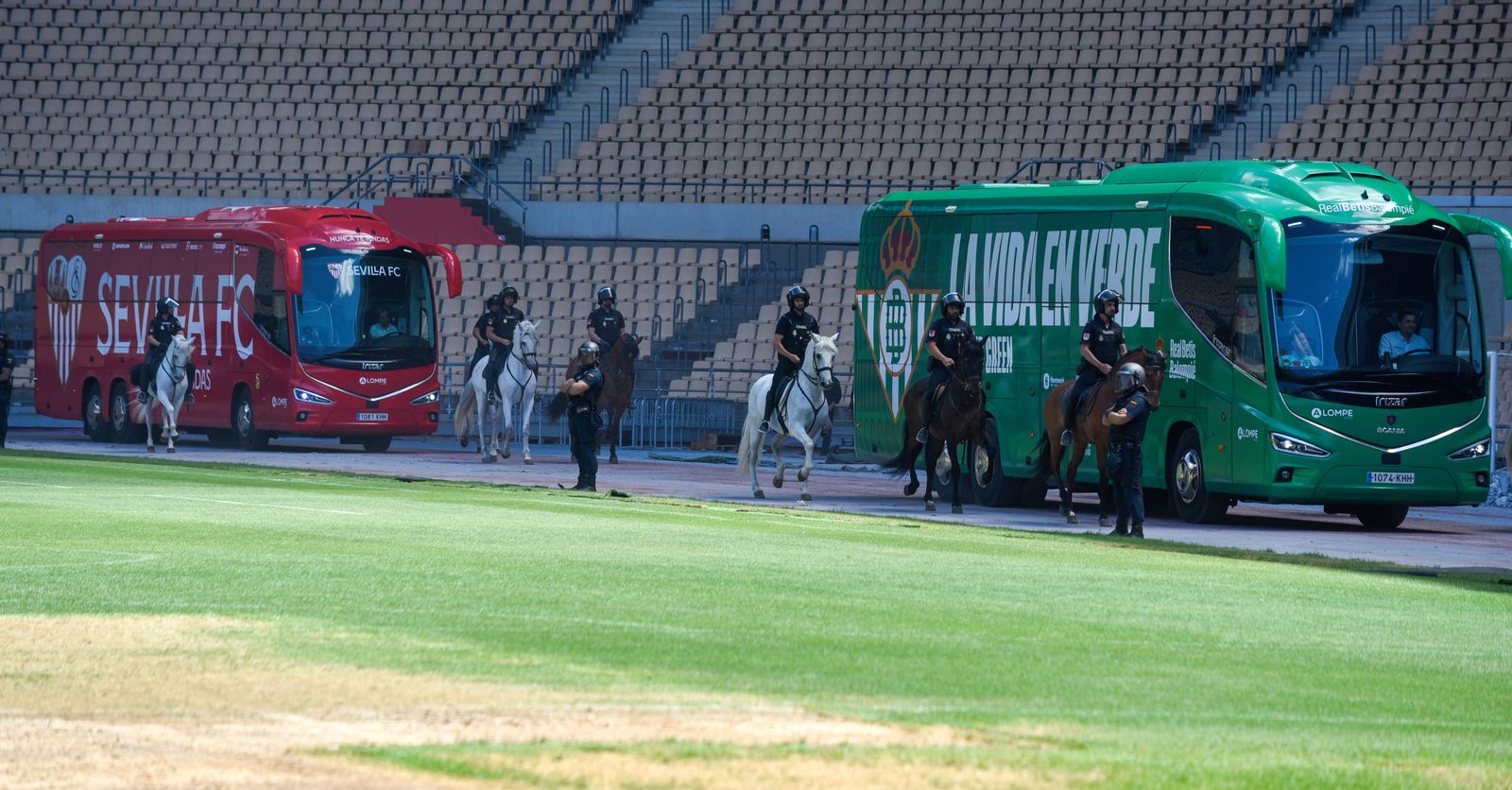 La exhibición policial con participación de la Unidad Aérea, Guías Caninos y Caballería, en imágenes