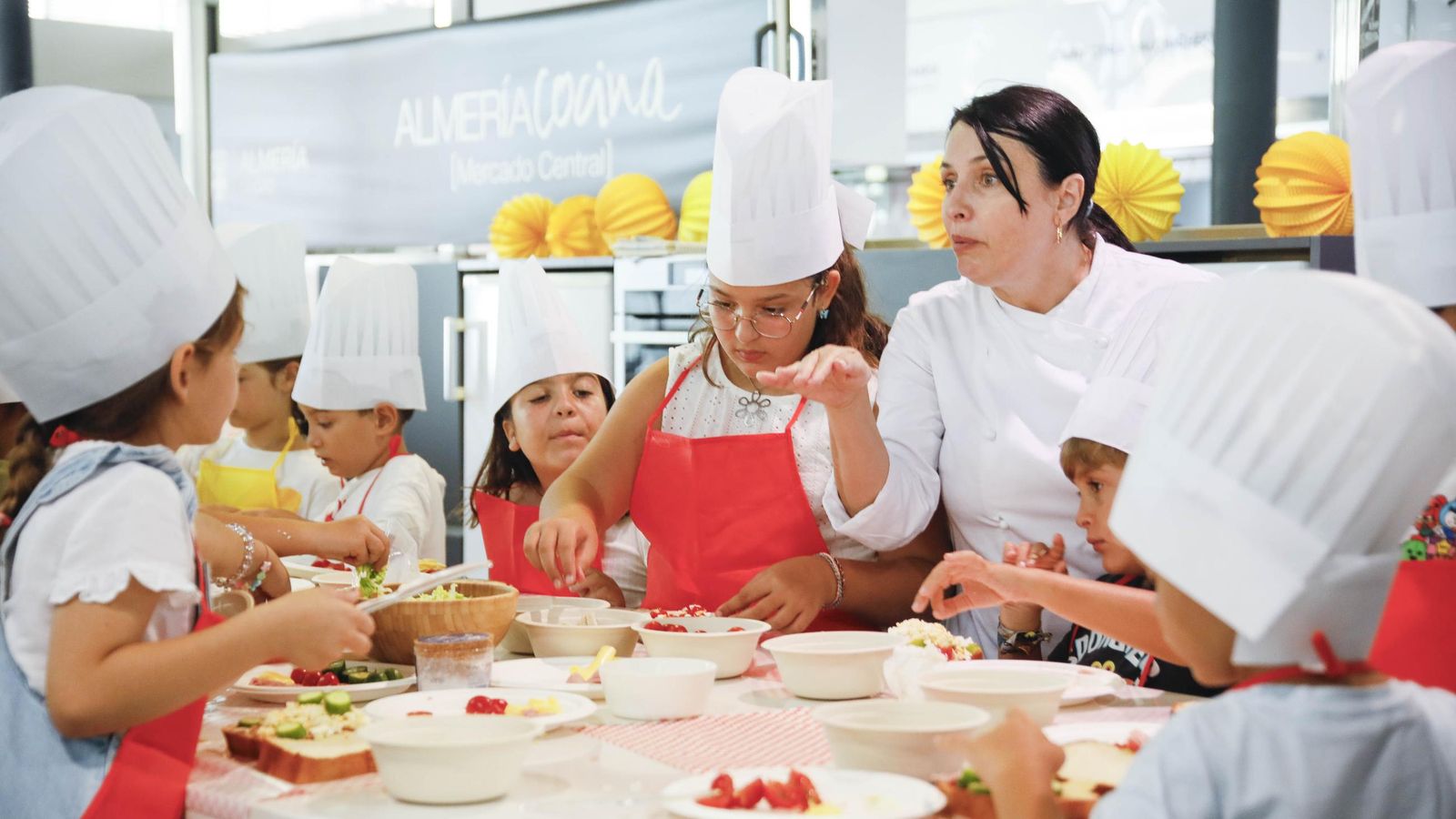 Las imágenes del taller infantil de cocina en el mercado de Almería