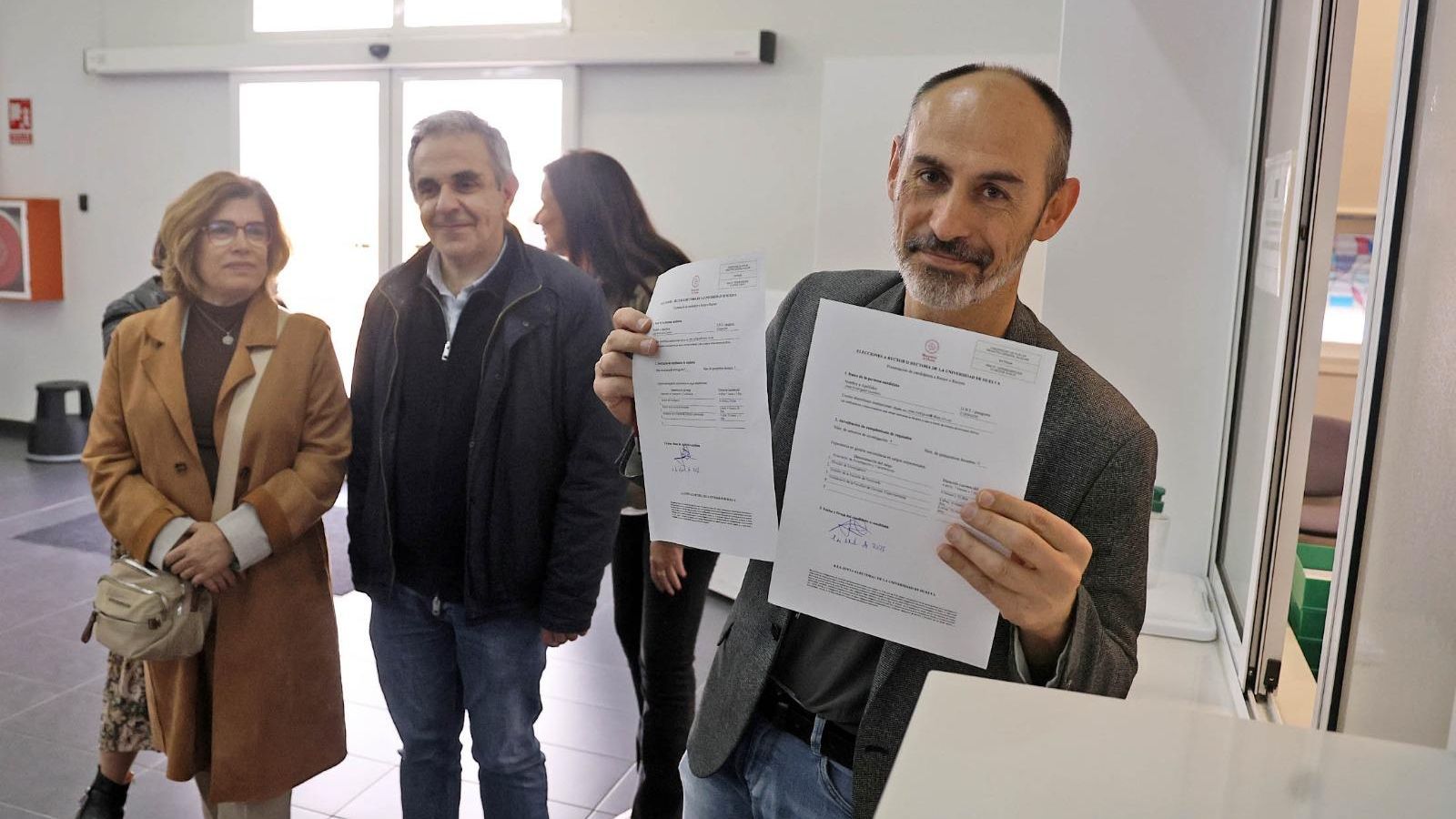 Pepe Rodríguez con la documnetación necesaria.