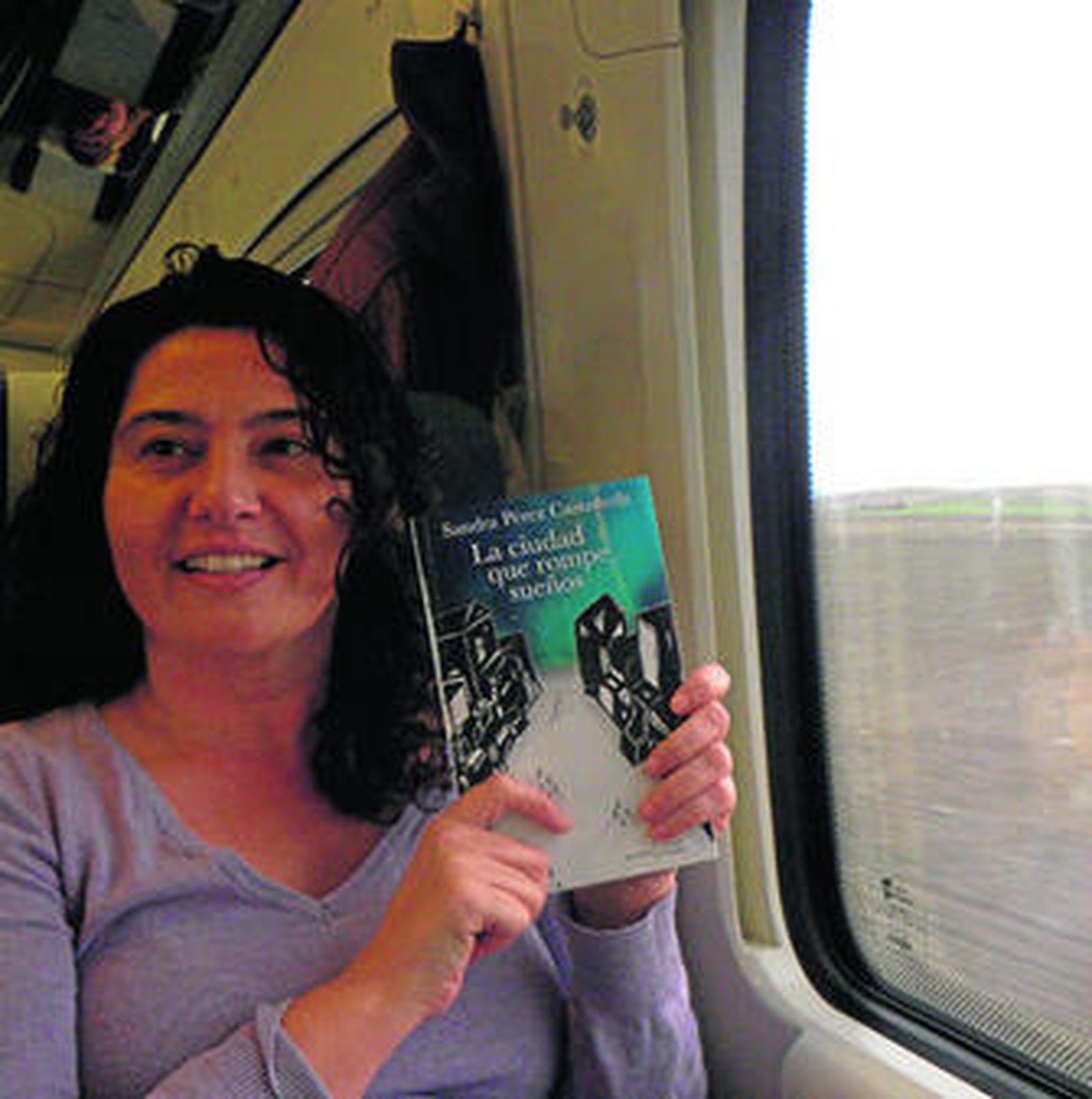 Sandra Pérez Castañeda posa con su libro.