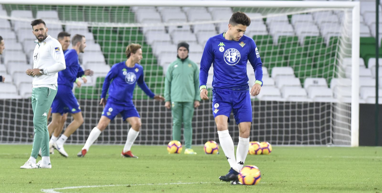 Bartra golpea el balón en un entrenamiento.
