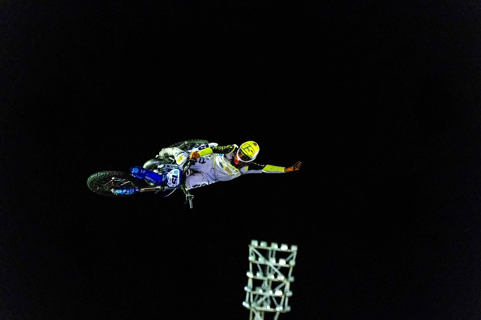Las espectaculares imágenes que dejan las acrobacias en moto del Freestyle FMX celebrado en San Fernando