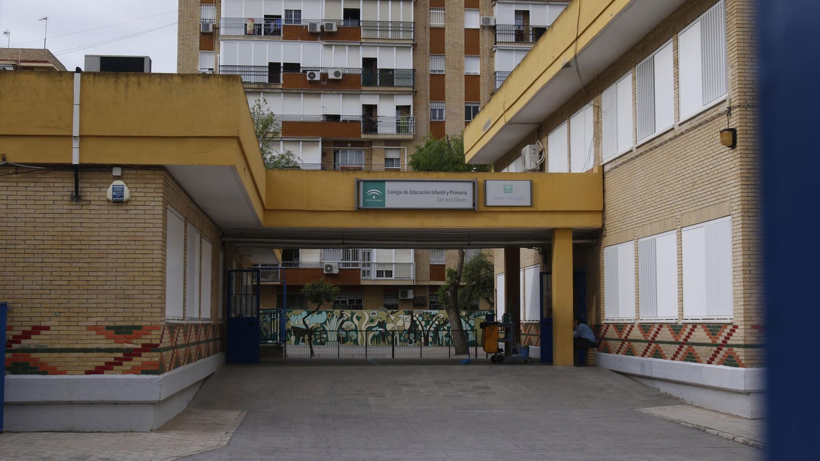 Entrada de un colegio público de Sevilla.