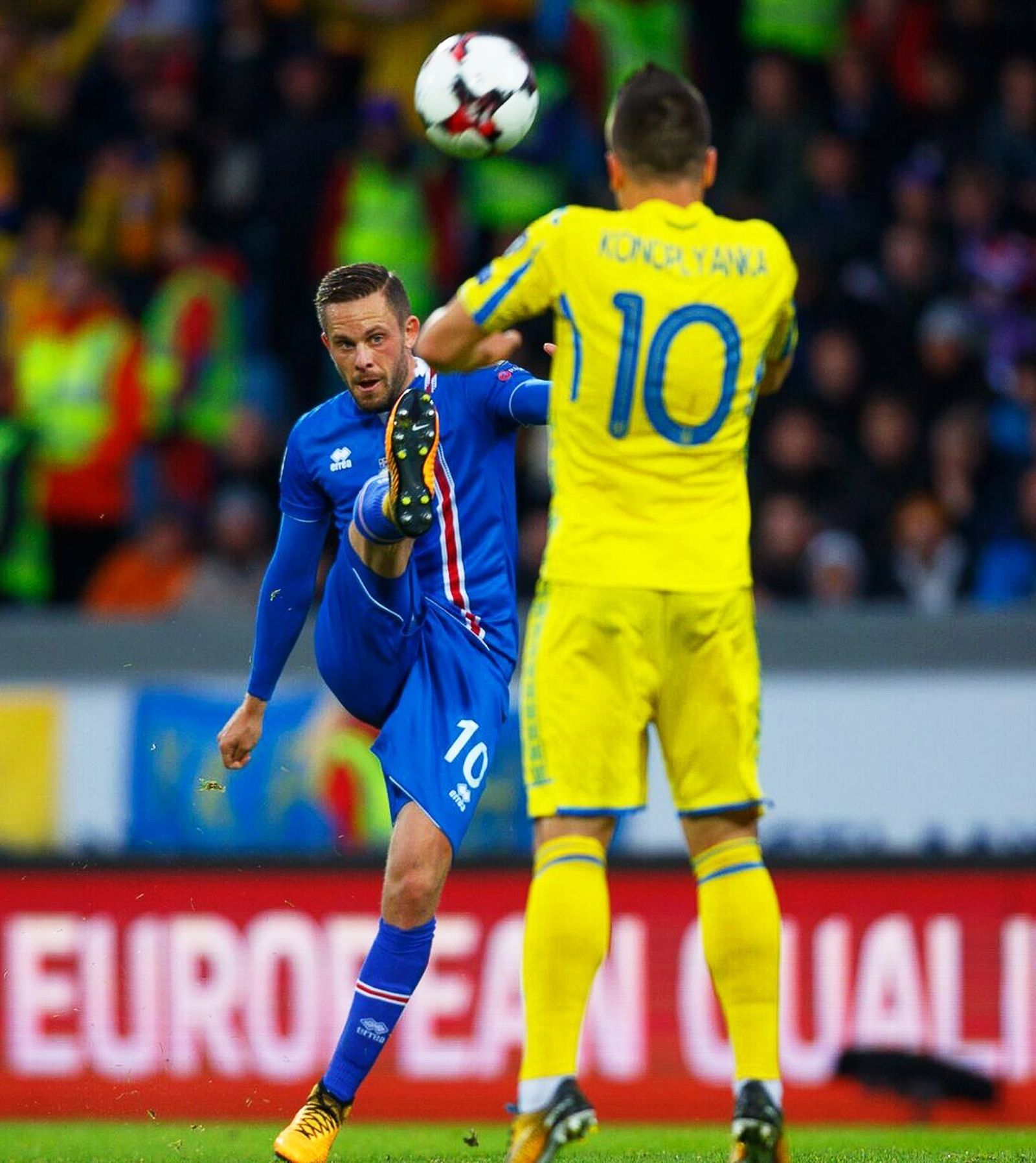Sigurdsson centra ante Konoplyanka durante el Islandia-Ucrania.