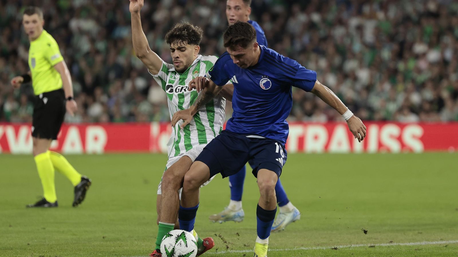 Abde pelea por un balón con Huescas.