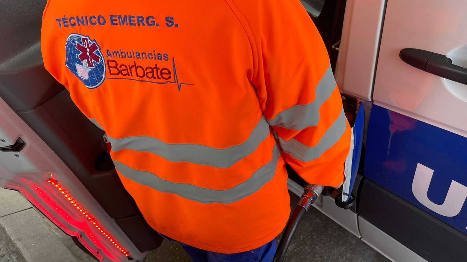 Uno de los trabajadores de Ambulancias Barbate repostando gasolina