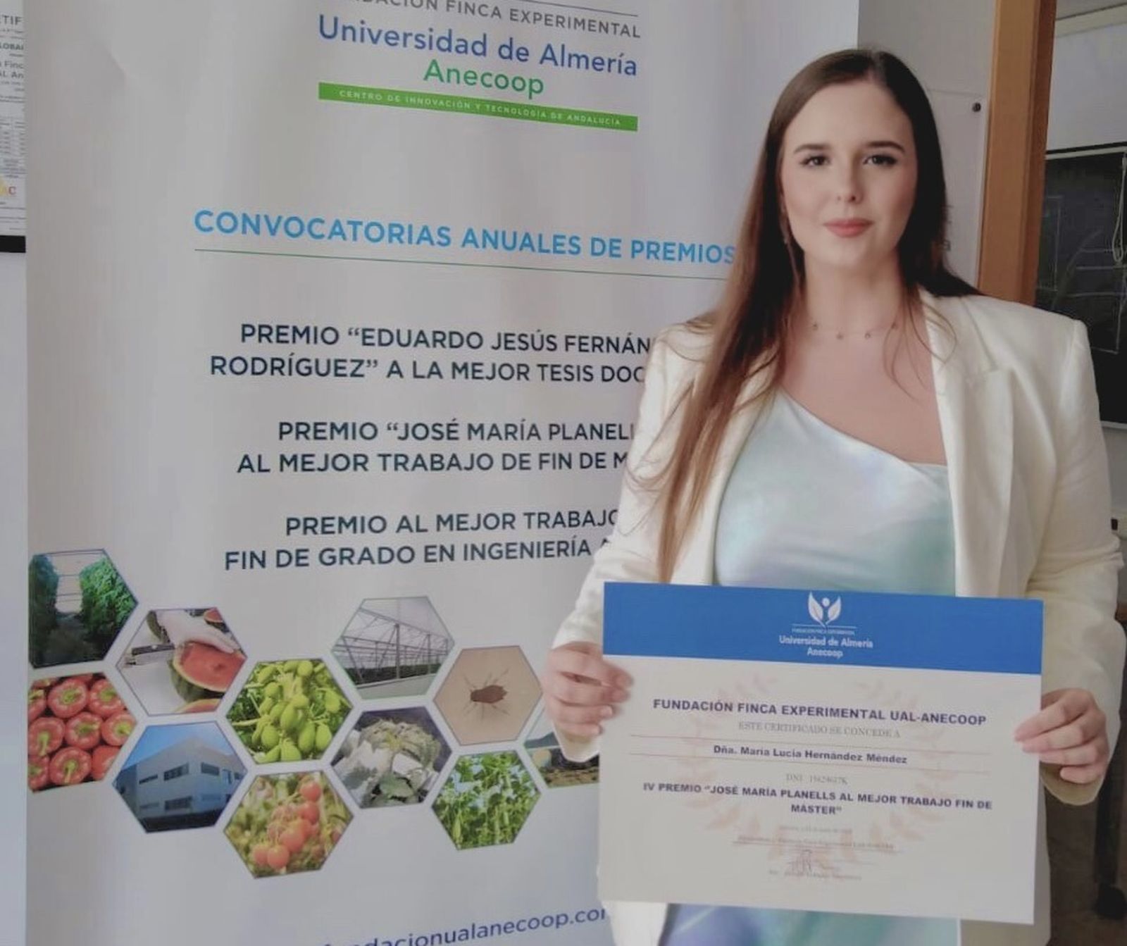 Lucía Hernández con el Diploma que la acredita como autora del Mejor Trabajo de Fin  de Máster de la Finca Experimental UAL-Anecoop.