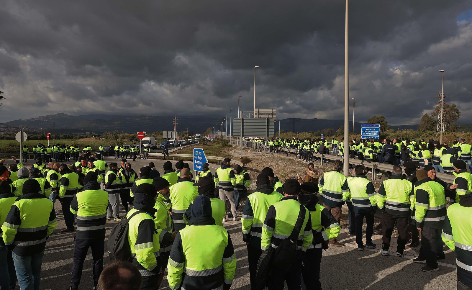 Imágenes del corte de la A7 por los huelguistas de Acerinox tras las negociaciones en el Consejo Andaluz de Relaciones Laborales