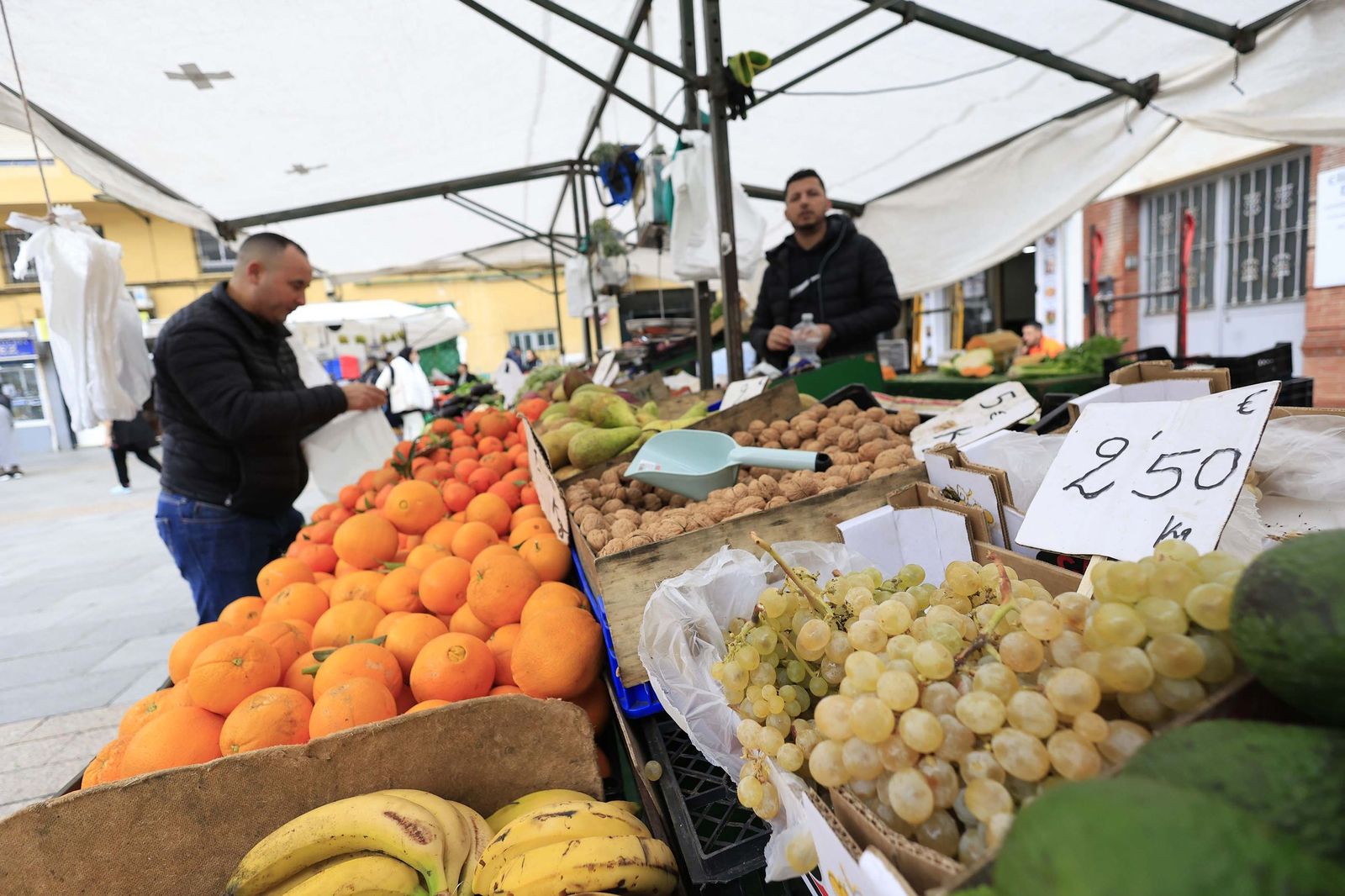 Las últimas compras para Nochevieja en Algeciras, en imágenes
