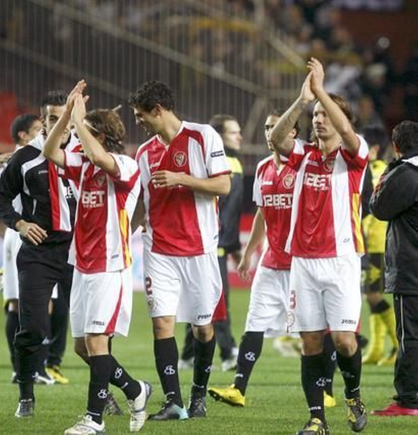 El Sevilla pasa a la siguiente ronda de la Liga Europa tras empatar 2-2 con el Borussia Dortmund. / EFE