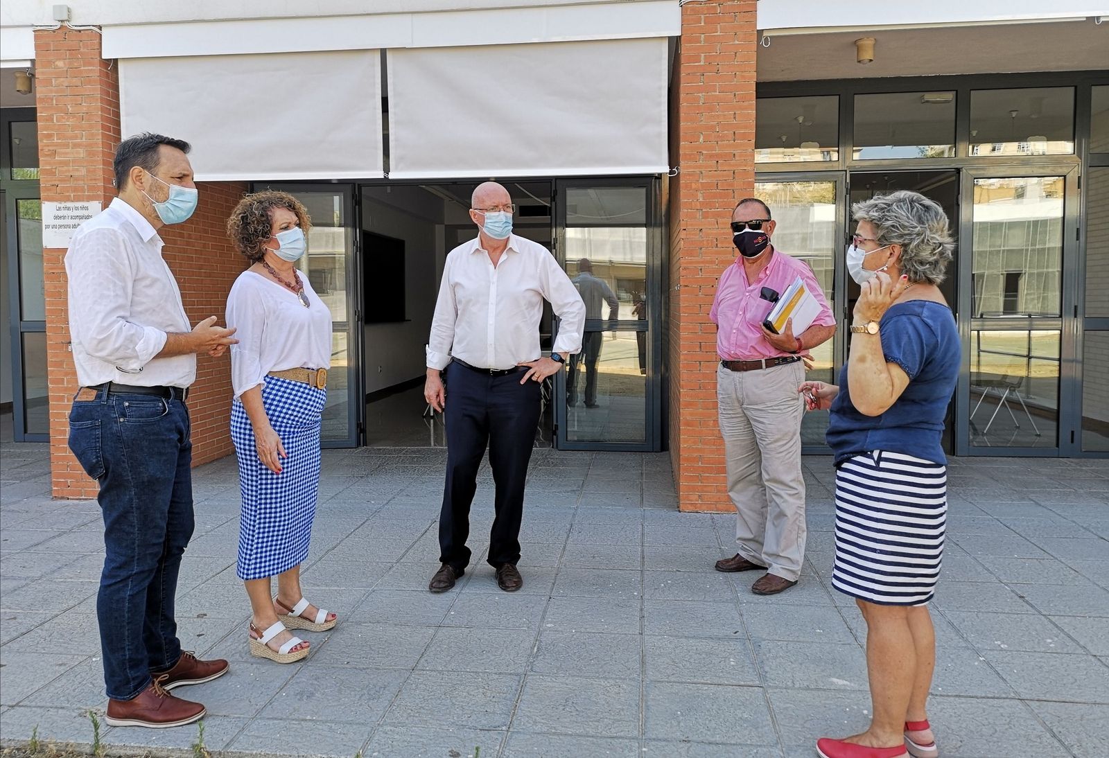 Colocan toldos y mejoran la carpintería en el centro cívico Entreparques