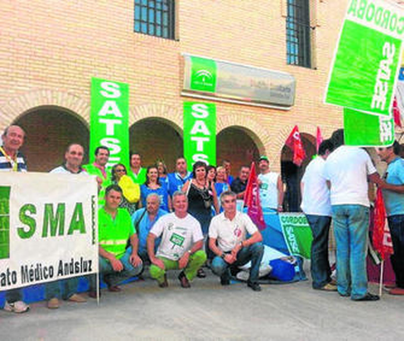 Algunos de los trabajadores de los sindicatos en el encierro de ayer.