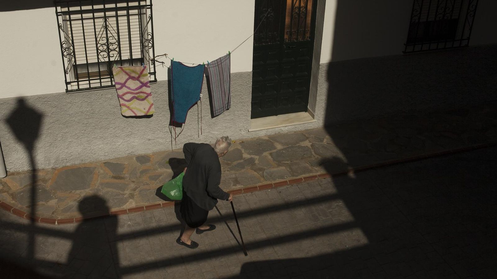 Una señora mayor en la localidad malagueña de Pujerra