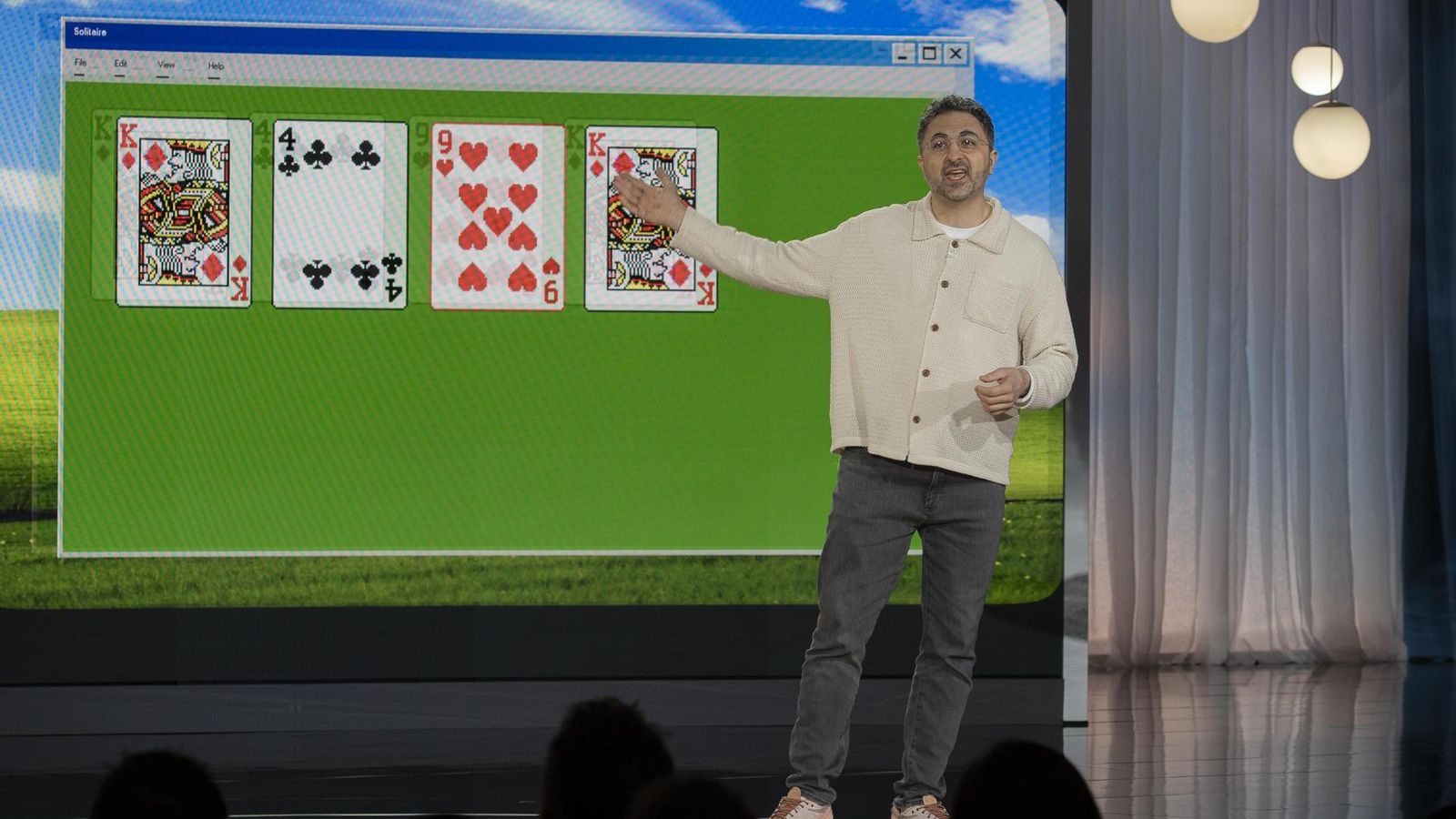 El CEO de Microsoft AI, Mustafá Suleyman, en la celebración de los 50 años de Microsoft en la sede de la empresa en Redmond.