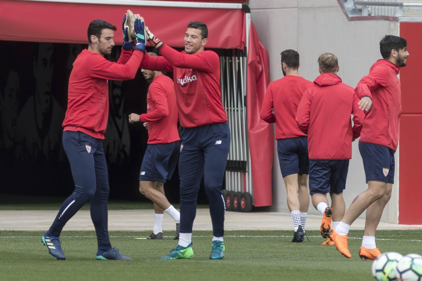 Sergio Rico y David Soria, gestos contrapuestos, ayer.
