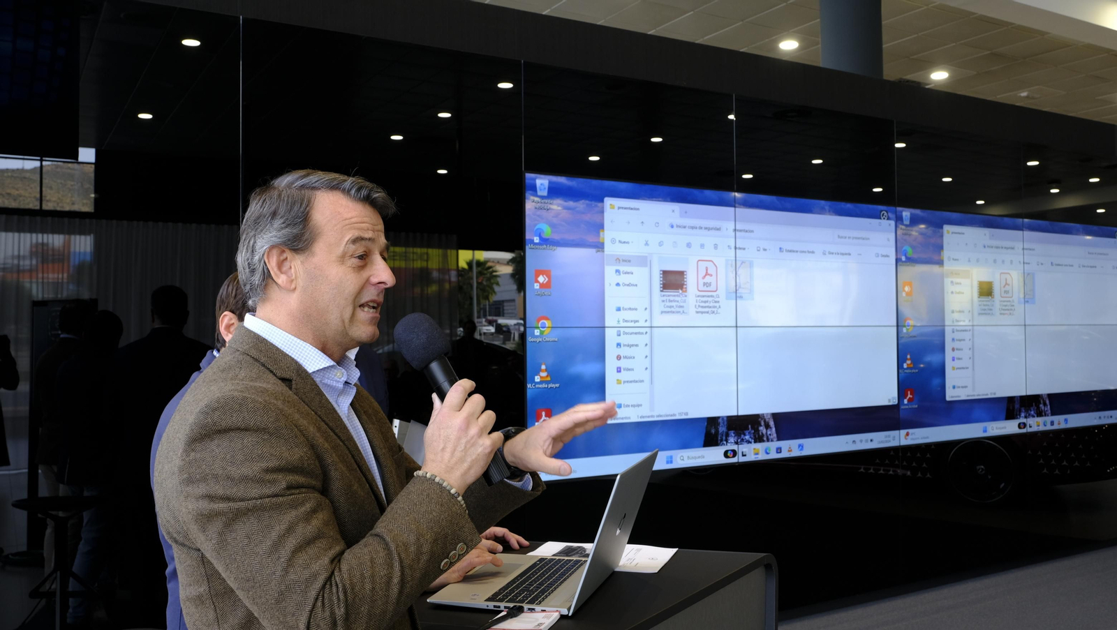 imágenes de la presentación de los nuevos Mercedes-Benz eléctricos, en SAVERES Huércal de Almería