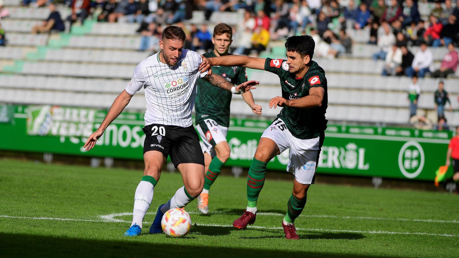 Casas intenta sacar el disparo ante la presión de David Castro, central del Racing Ferrol. Casas intenta sacar el disparo ante la presión de David Castro, central del Racing Ferrol.