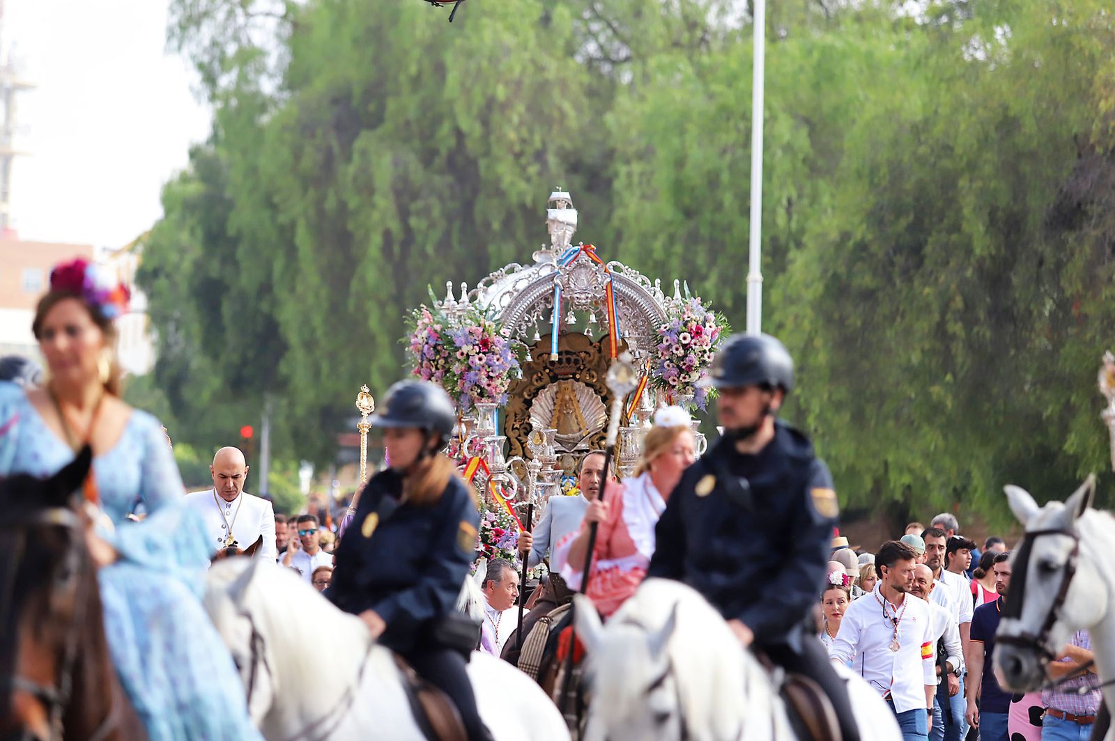 El Rocío 2023: Imágenes de la Hermandad de Emigrantes en su salida de Huelva
