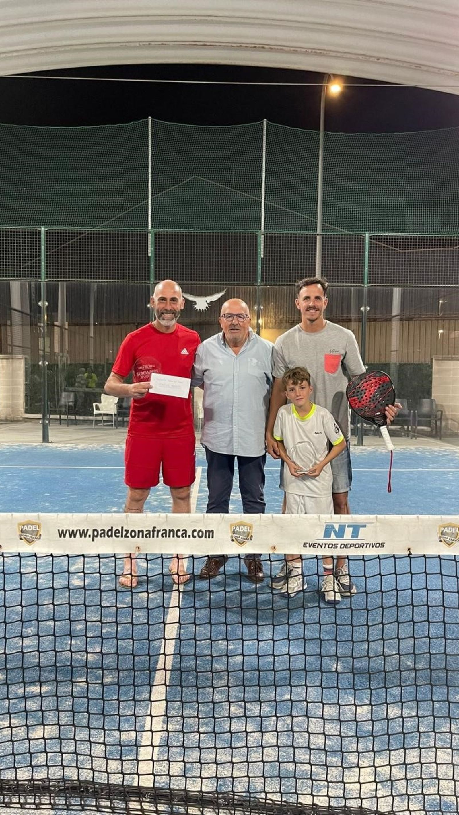 Los subcampeones Julio Cantalejo y Juan Lamela con Luis Frade y con  su nieto Luis, campeón del torneo infantil .
