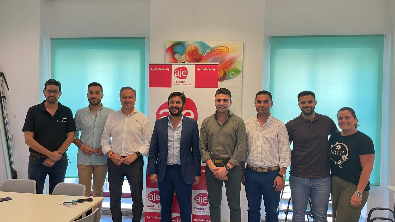 Foto de familia de la reunión de Pimentel con AJE.