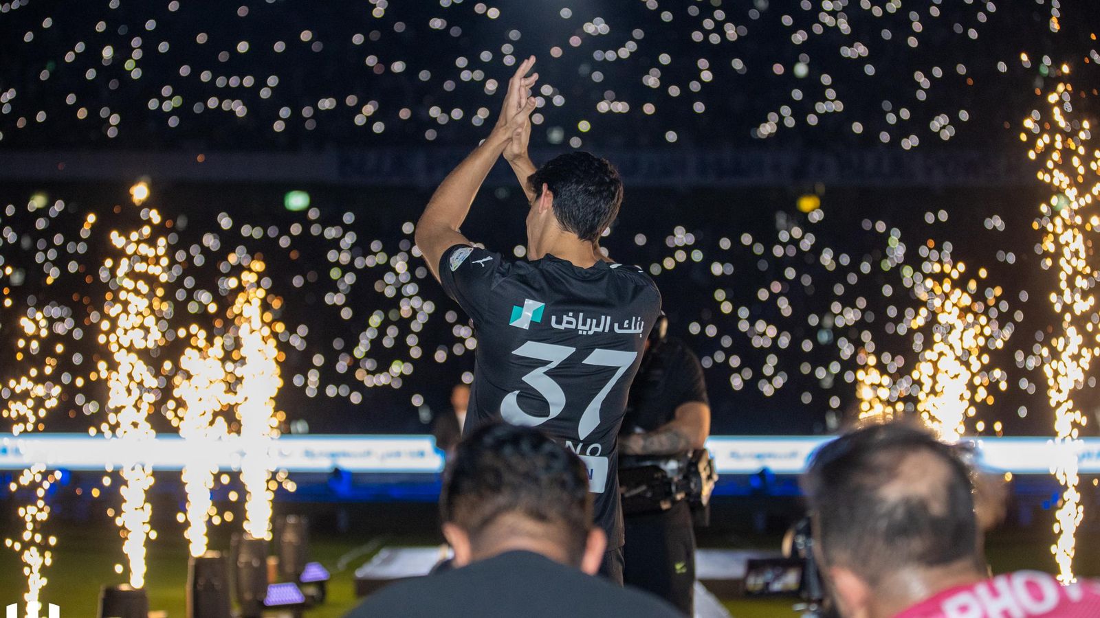Bono, en su presentación estelar en el estadio King Fahd de Riad.
