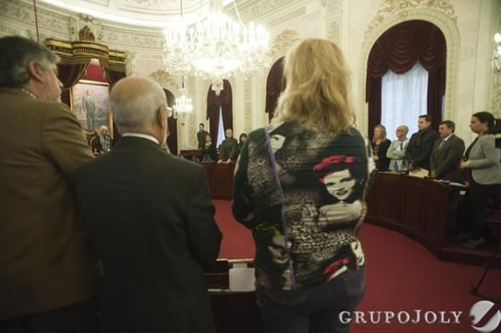 Momentos de tensión en el último pleno del año en el Ayuntamiento de Cádiz por las protestas de las empleadas de Limasa, que fueron desalojadas por la Policía. 

Foto: Joaquin Hernandez Kiki
