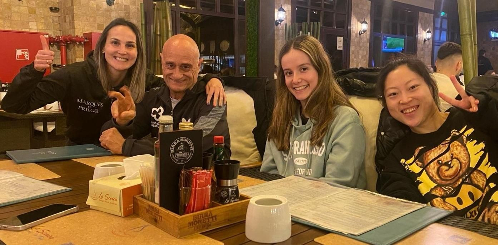 La tripleta prieguense posa junto a Luis Calvo.