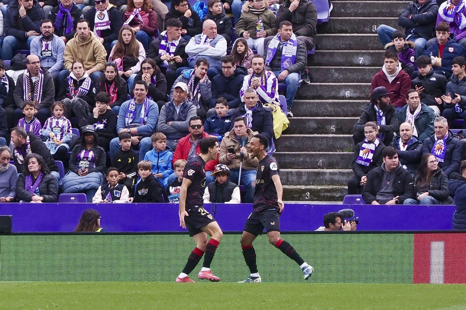 Sow acude a festejar el gol junto a Juanlu.