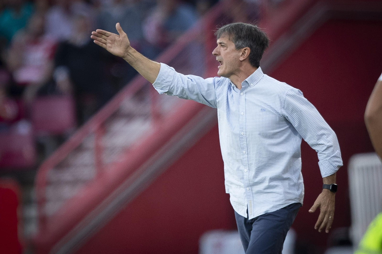 Pacheta dirigiéndose a sus futbolistas durante una jugada del choque ante el Cádiz