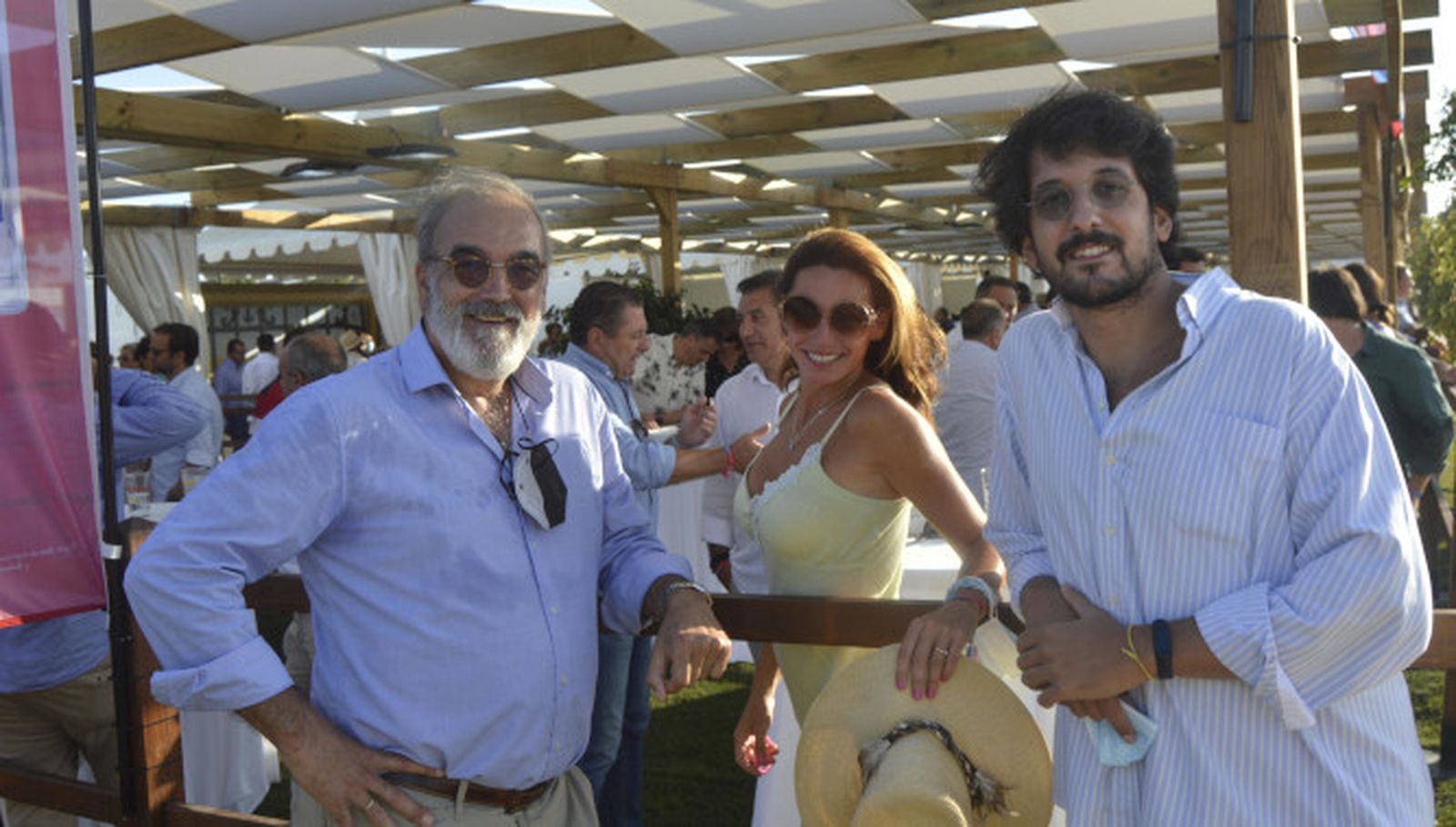 Antonio Barbadillo, Claudia Carrillo y Alejandro Barbadillo, disfrutaron durante las carreras de caballos.