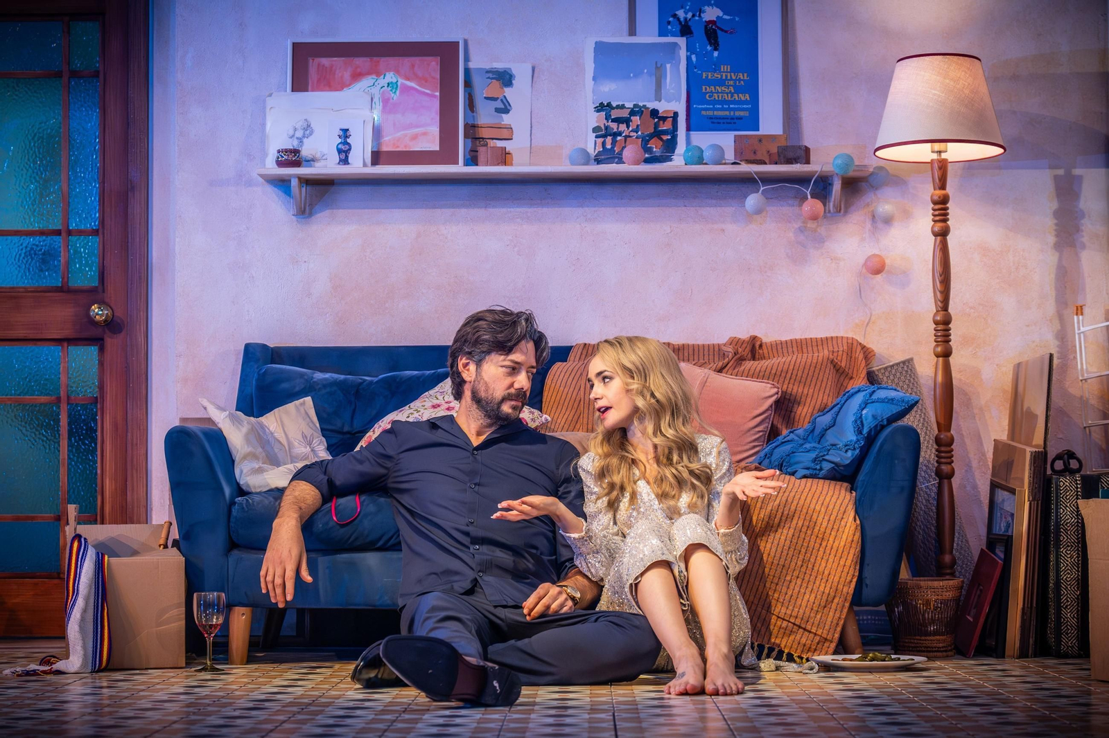 El debut teatral de Álvaro Morte en Londres con Lily Collins en 'Barcelona'