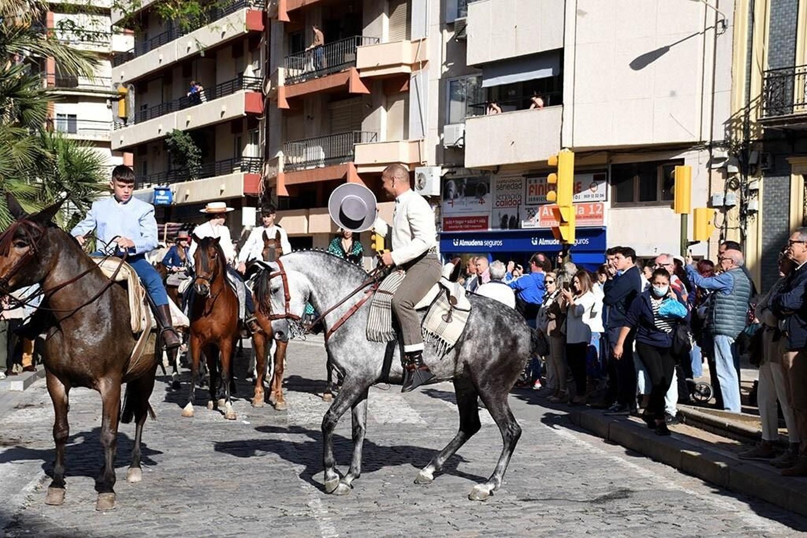 Imágenes de los peregrinos de la Hermandad de Emigrantes en su salida por las calles de Huelva