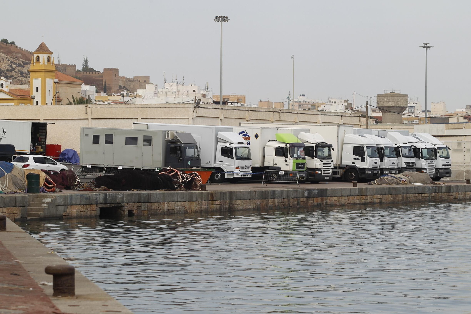Uno de los coches que participan en el rodaje ayer en el puerto pesquero de Almería.