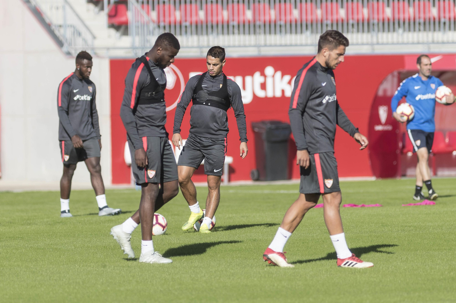 Amadou, entre Gnagnon, Ben Yedder y Carriço, en un receso del entrenamiento.