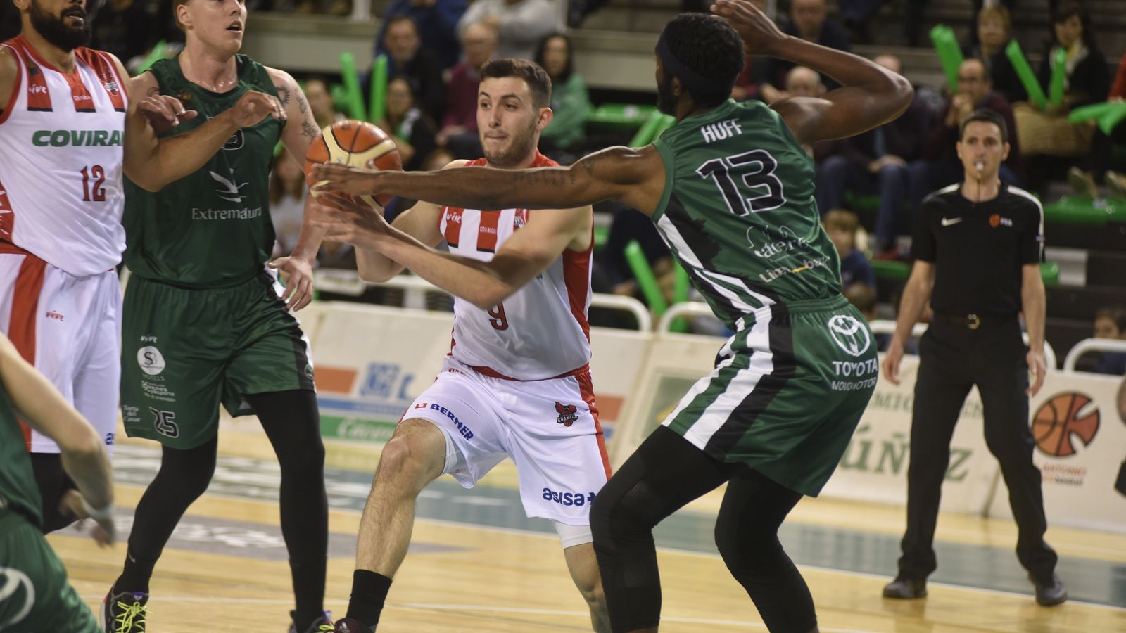 Xabi Oroz intenta pasar entre dos jugadores del Cáceres