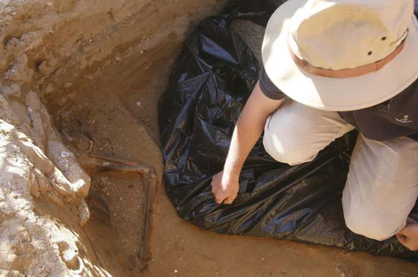 Hallan en Puerto Real una fosa con restos de más de cien fusilados durante la Guerra Civil

Foto: Borja Benjumeda