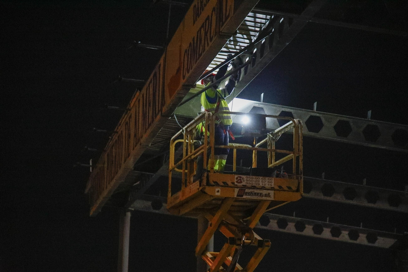 Las imágenes del derribo de la marquesina de la entrada al Puerto de Almería