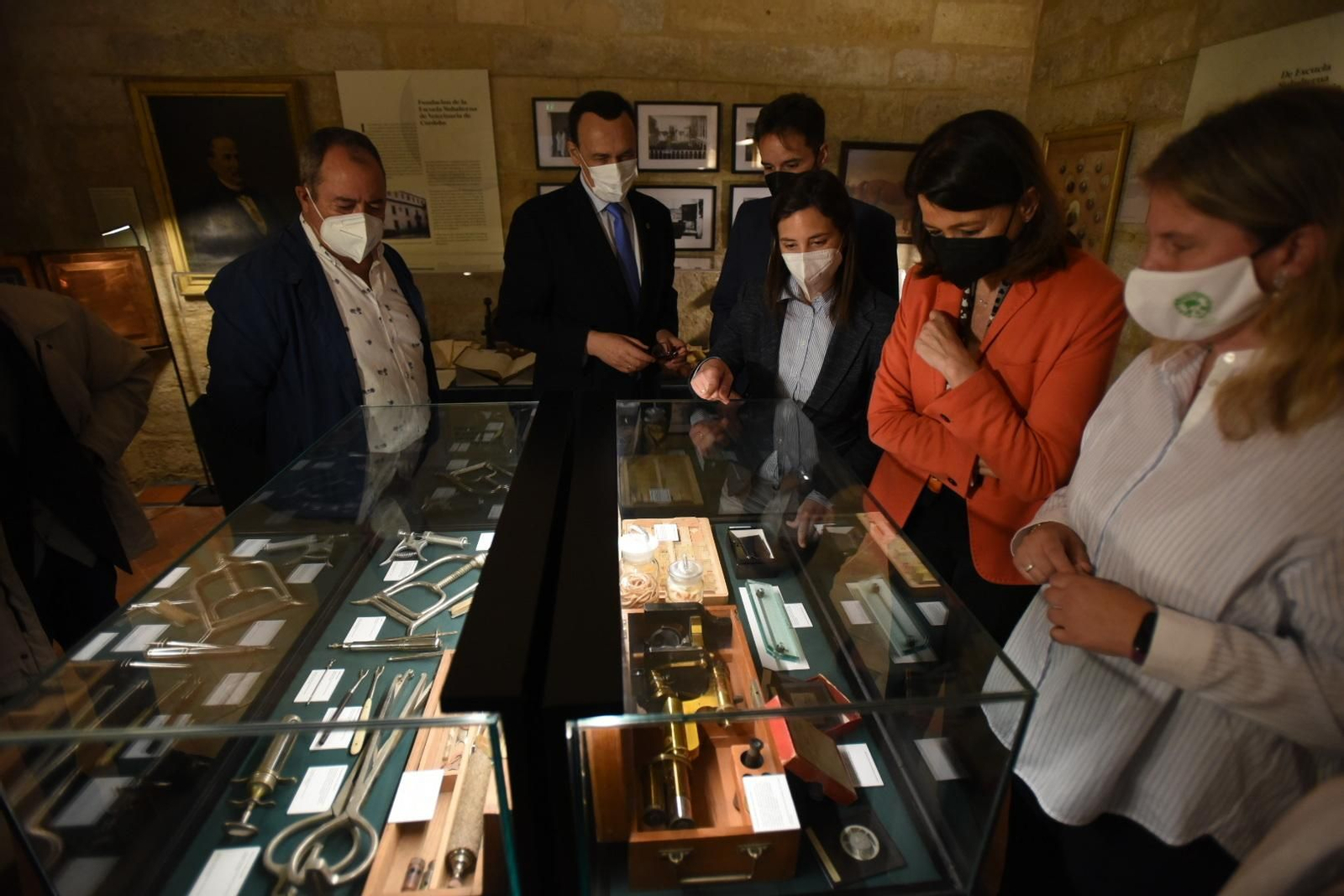 Dirigentes institucionales en la visita a la muestra.