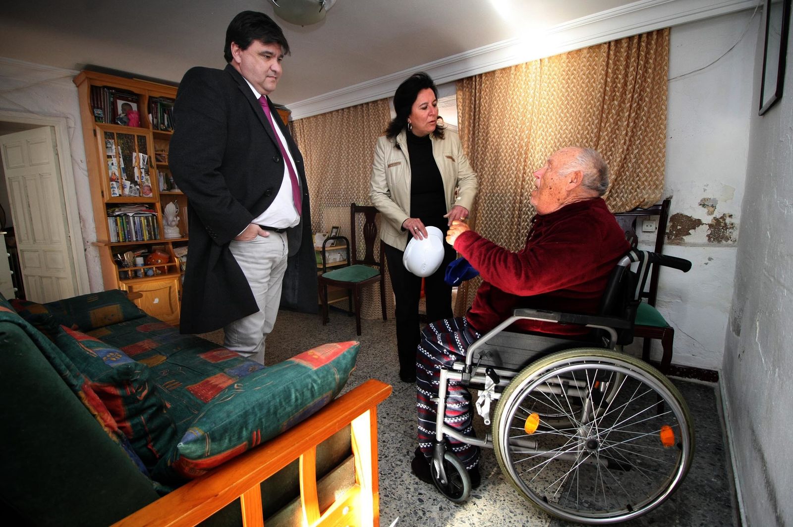 La visita del alcalde a las obras de rehabilitación de las viviendas de Pérez Cubillas, en imágenes