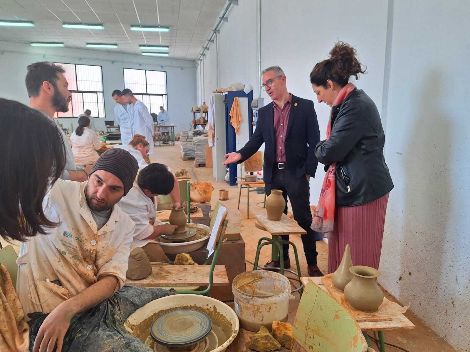 La Escuela de Alfarería de Bailén inserta en el mercado laboral a estudiantes con dificultades para el empleo