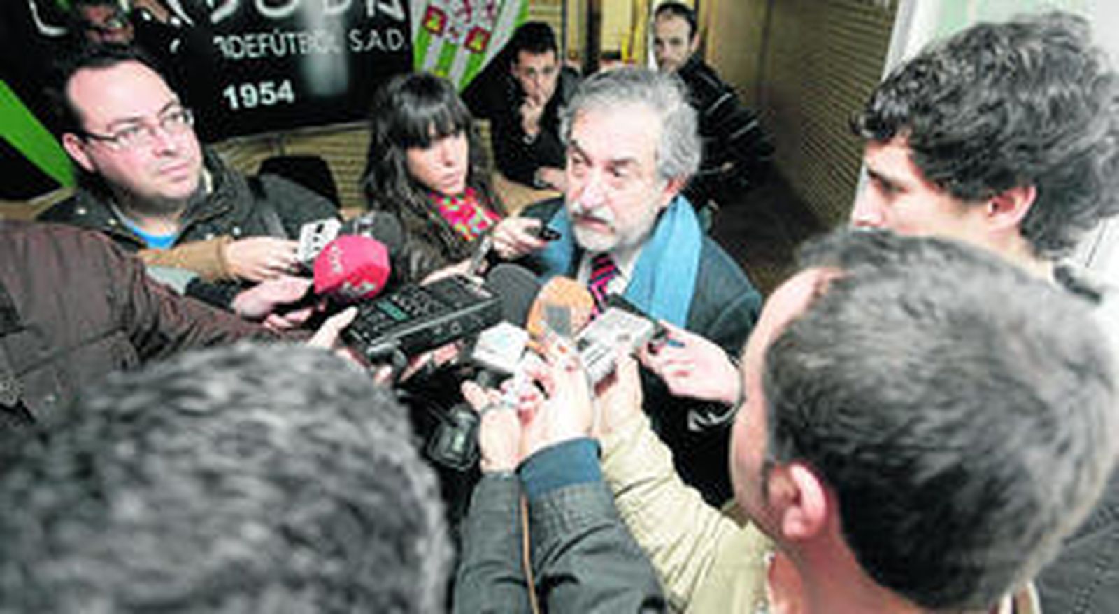 El presidente del Córdoba, José Miguel Salinas, atiende a los numerosos periodistas presentes en El Arcángel en la mañana de ayer.