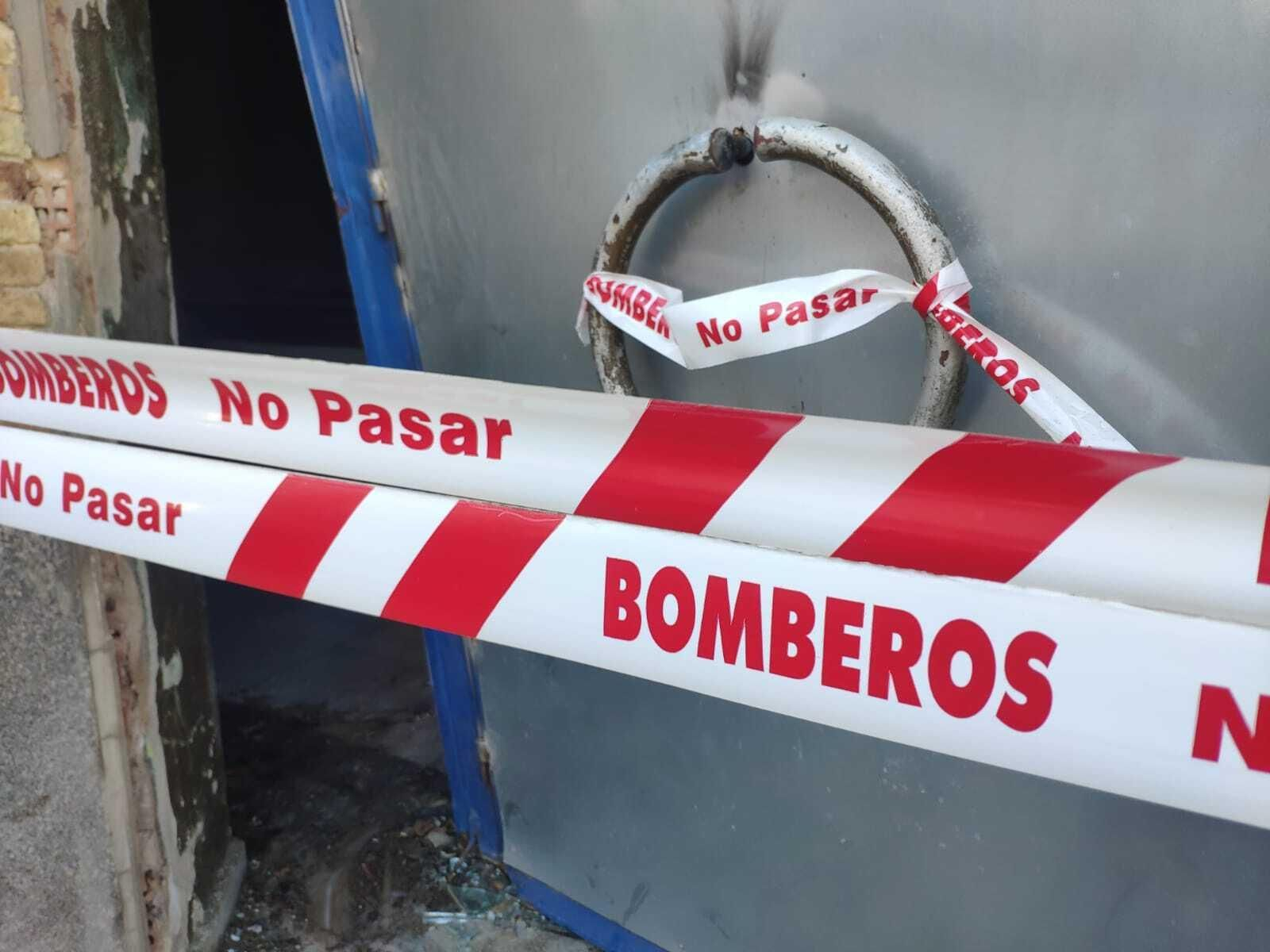 Estado en el que ha quedado la estación de tren después del incendio de esta madrugada.