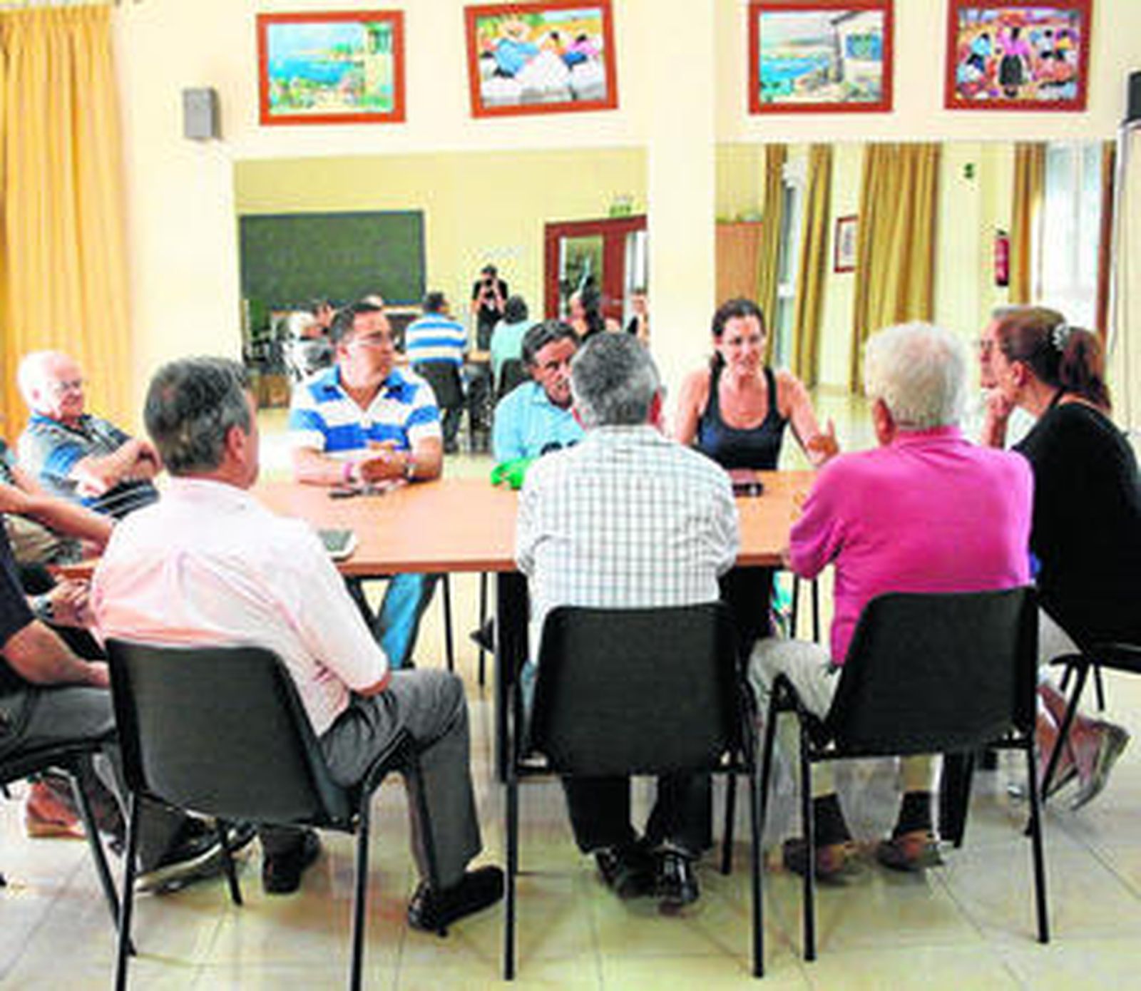 Reunión mantenida ayer en el centro de día de El Saladillo.
