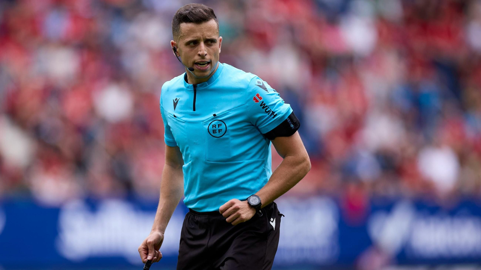 García Verdura dirigiendo el encuentro entre el Osasuna y el Betis en El Sadar