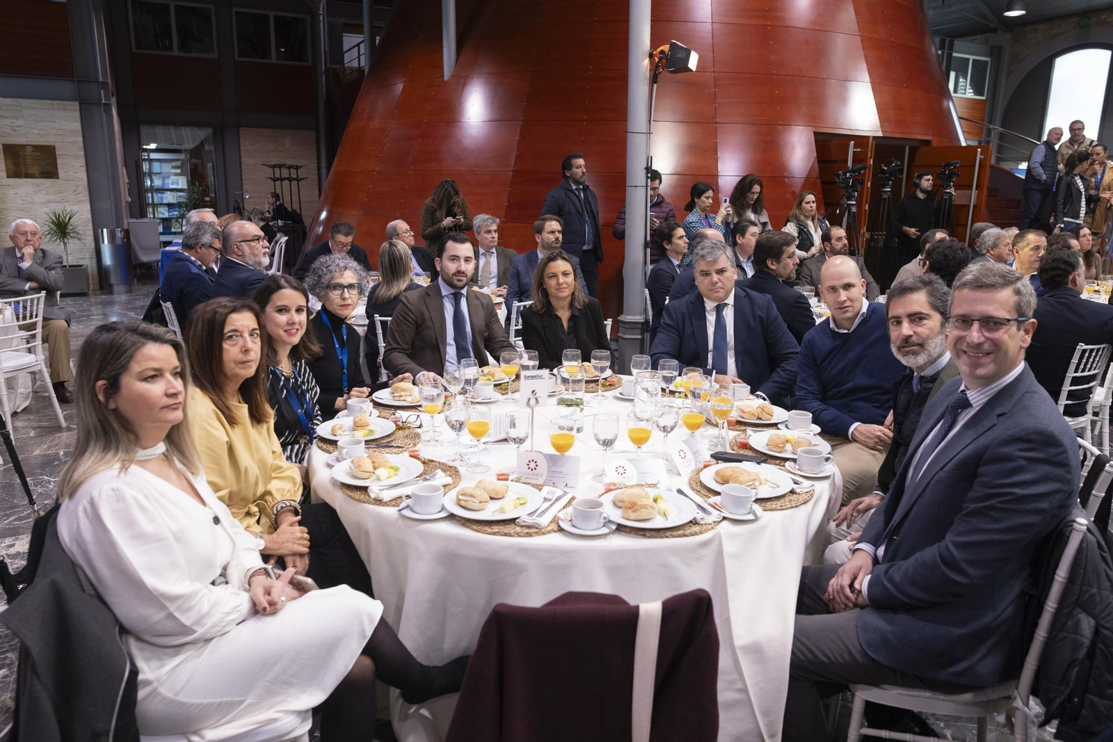 Imágenes del desayuno-coloquio con Jorge Paradela en el Foro Joly Andalucía celebrado en Huelva