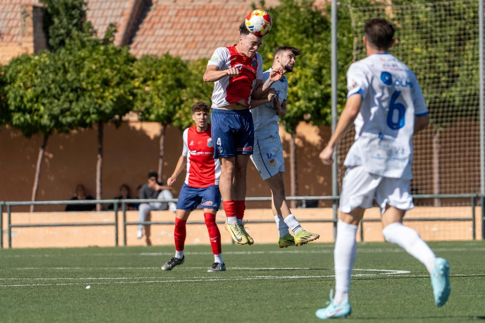 Aarón despejando un balón en el duelo ante el CD Martos en El Frascuelo.