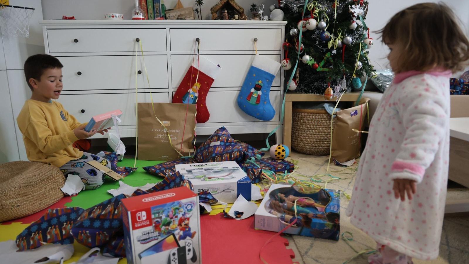 Dos niños reciben sus regalos de Reyes durante la mañana. Dos niños reciben sus regalos de Reyes durante la mañana.